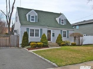 2084 Spruce St, Wantagh, NY 11793