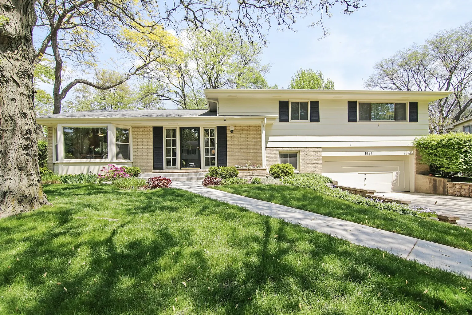 1821 Heather Ln photo 1