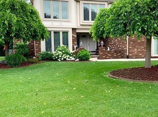 19394 Laurel Dr, Livonia, MI 48152