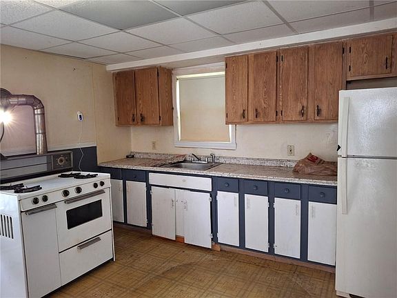 5th image of 222 Grove St