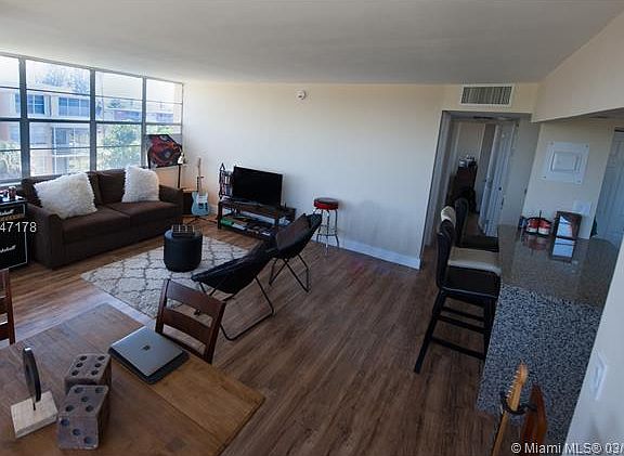 3rd image of 2751 Taft St APT 404