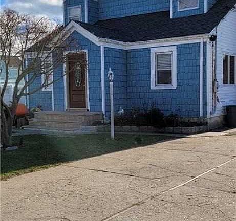 2nd image of 176 Clayton St