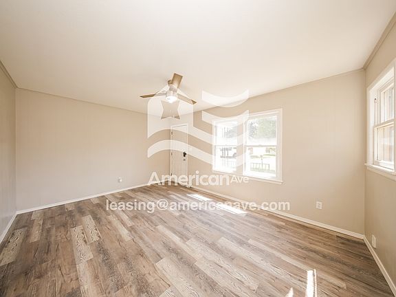 1595714_002_living_room_3.jpg