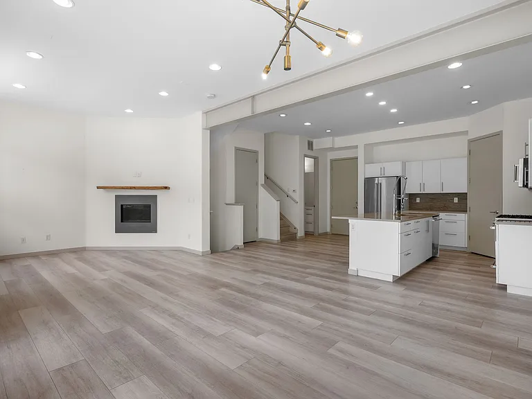 4015 Fenton Ct — Photo 2