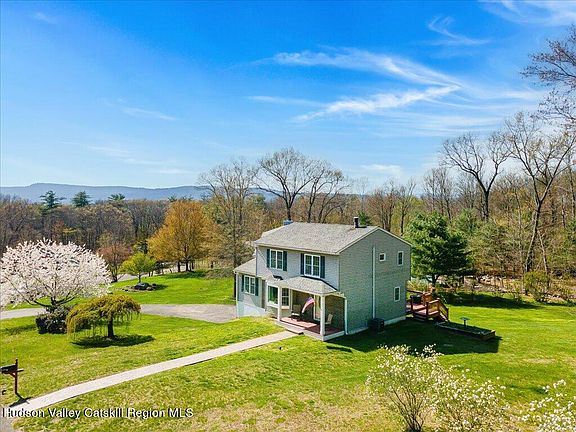 3rd image of 6 Fieldstone Drive