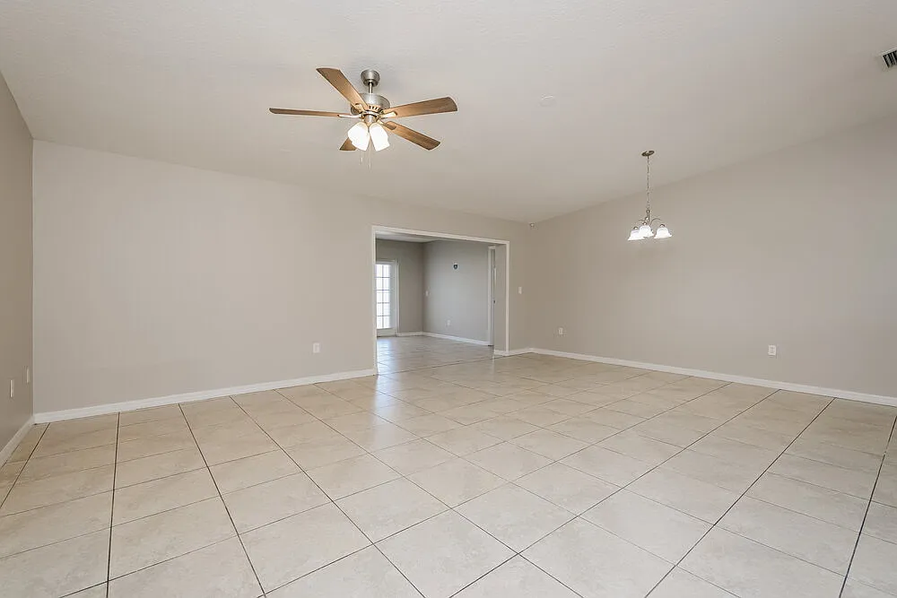 5 bed, 3.0 bath, 1941 sqft, $2,225 — Photo 4