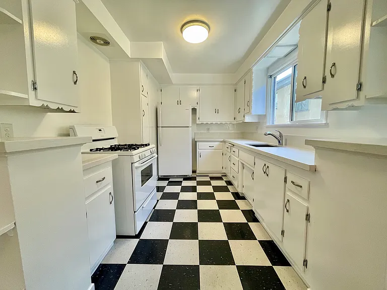 1266 N Laurel Ave #3 — Photo 7