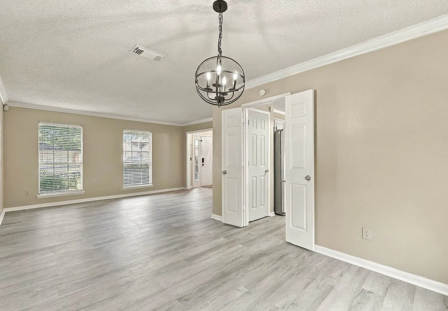 4 bed, 2.5 bath, 2376 sqft, $2,150 — Photo 3