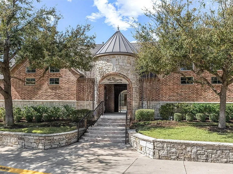 3908 Lucan Ln — Photo 32