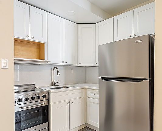 4th image of 325 W 45th St APT 215