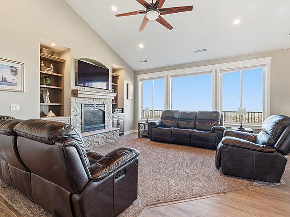3rd image of 1626 Hillcrest