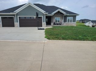8347 Gretel Ct, Peosta, IA 52068