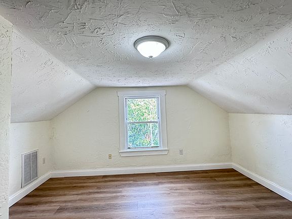 3rd image of 29 Bolton Pl #3