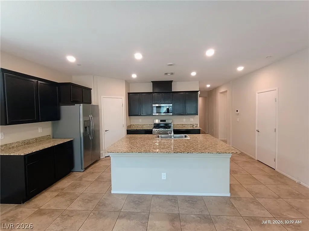 4 bed, 3.0 bath, 2040 sqft, $2,271 — Photo 4