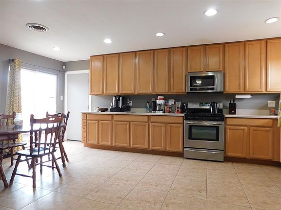 3rd image of 609 Mercury Ave