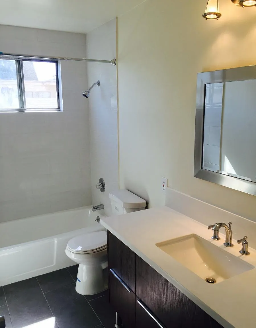 221 N Kenwood St — Photo 2