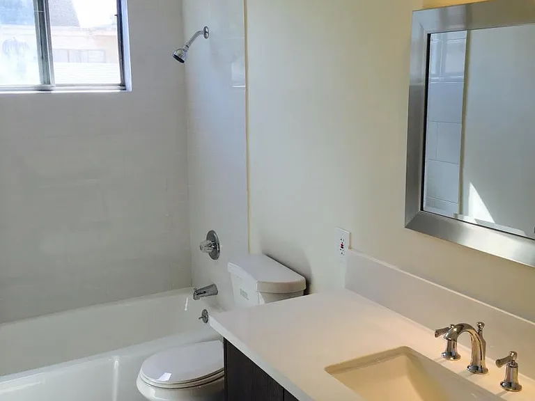 221 N Kenwood St — Photo 2