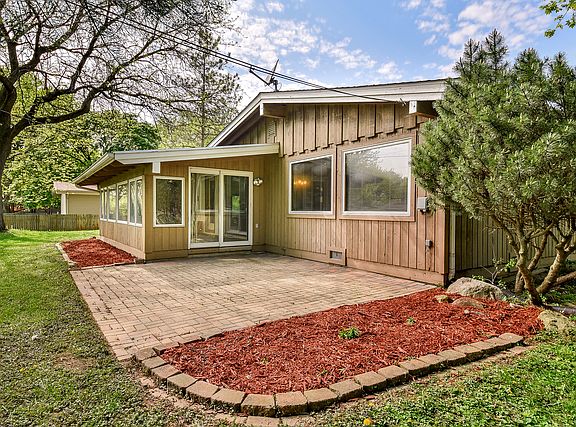 3rd image of 208 Sharon Ln