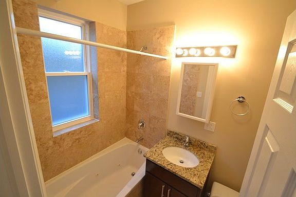 5th image of 1638 W Greenleaf Ave #46