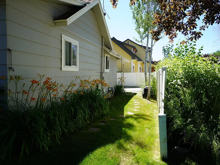 5707 N Bogart Ln — Photo 3