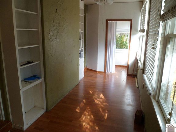 3rd image of 620 E College St