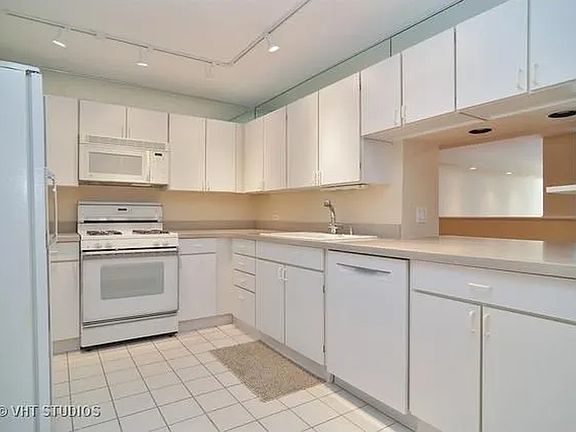 5th image of 230 E Ontario St APT 802