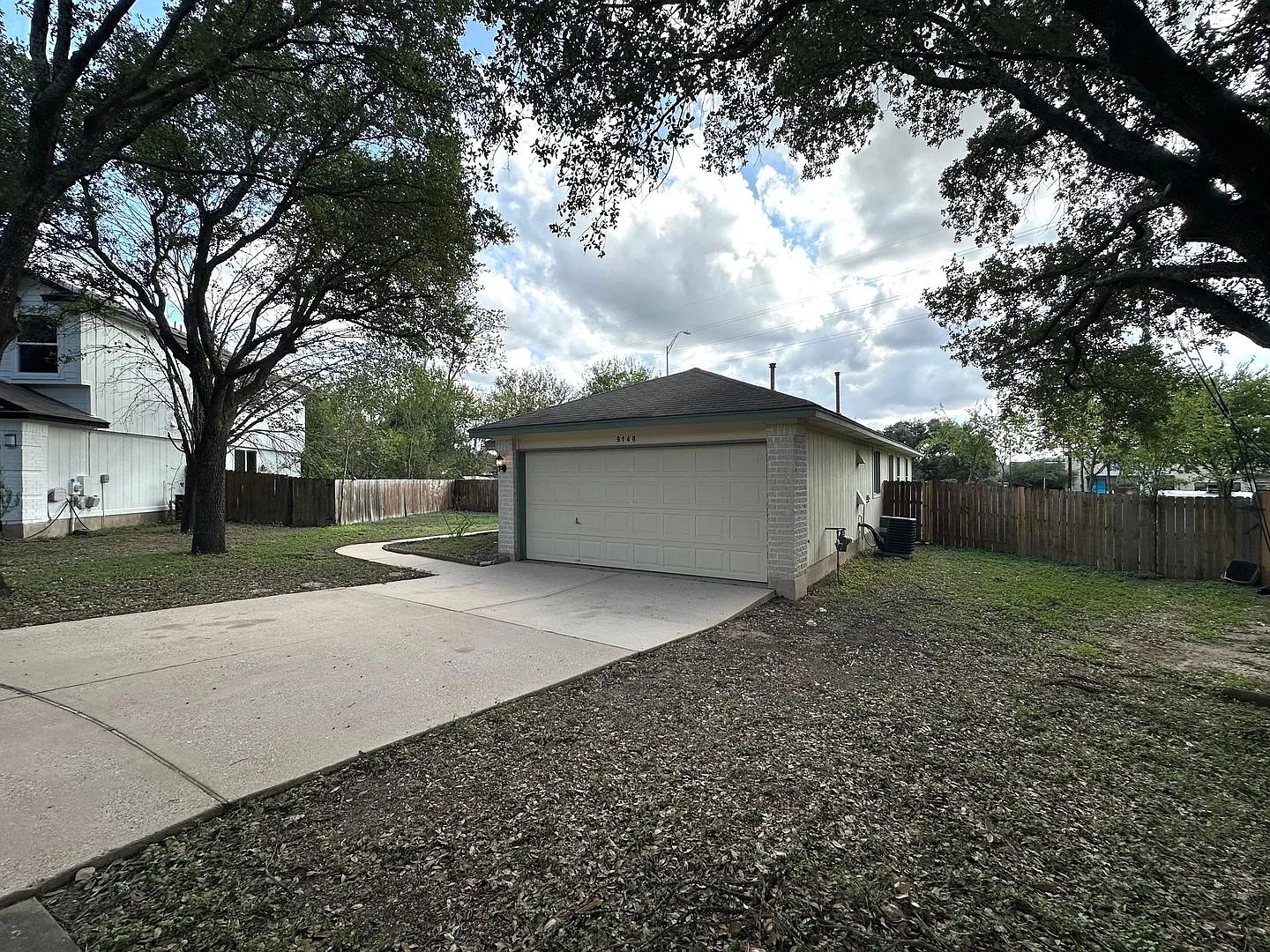 Beautiful single-story 3 bedrooms, 2 baths home for rent in South Austin! Enjoy a lovely deck in ... — Photo 3