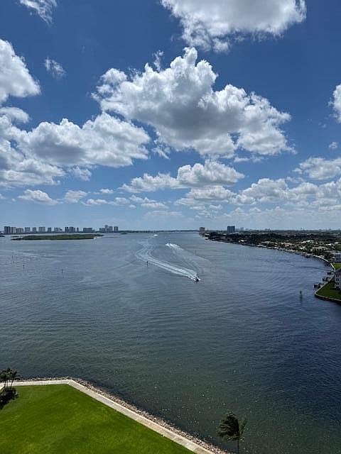 2nd image of 115 Lakeshore Drive #1648