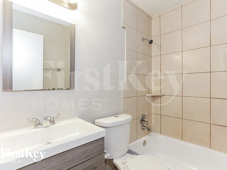 917 Montclair Dr — Photo 10