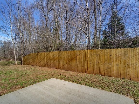 5th image of 227 Stockbridge Dr