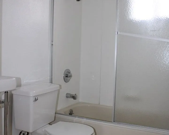 4010 Macdonald Ave — Photo 8