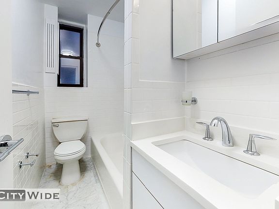 4th image of 140 E 46th St Penthouse 4W