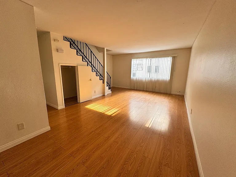 14931 Magnolia Blvd #8 — Photo 16