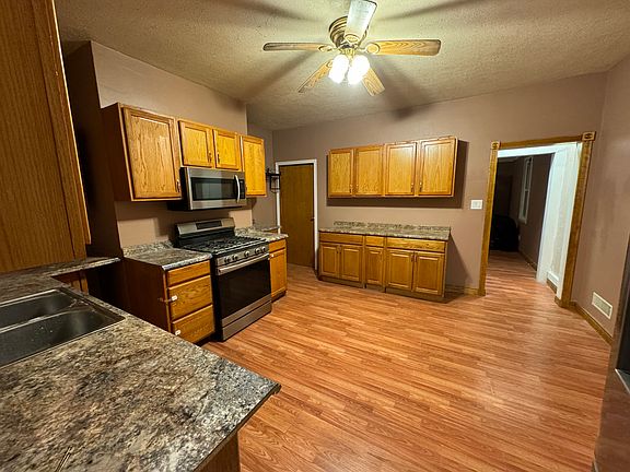 4th image of 211 Railroad Ave #3