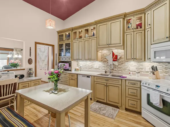 833 Southcross Dr E, Burnsville, MN 55306