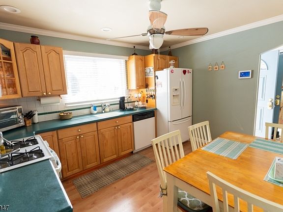 3rd image of 165 Ward St