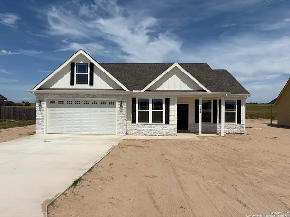 192 Turnberry Drive, La Vernia, TX 78121