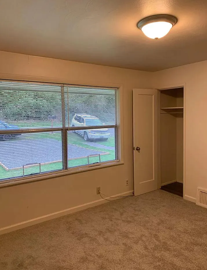 3 bed, 950 sqft, $2,500 — Photo 3