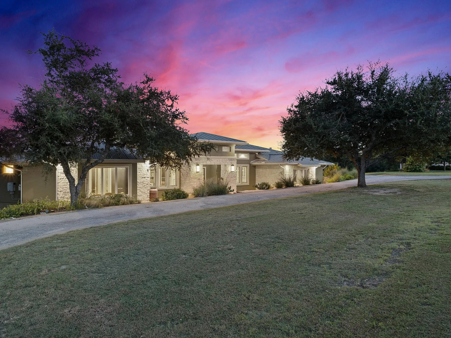 5 bed, 4521 sqft, $8,900 — Photo 2