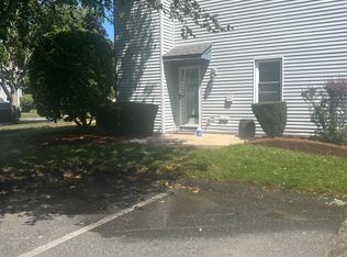 1 Willow Glen Cir, Warwick, RI 02889