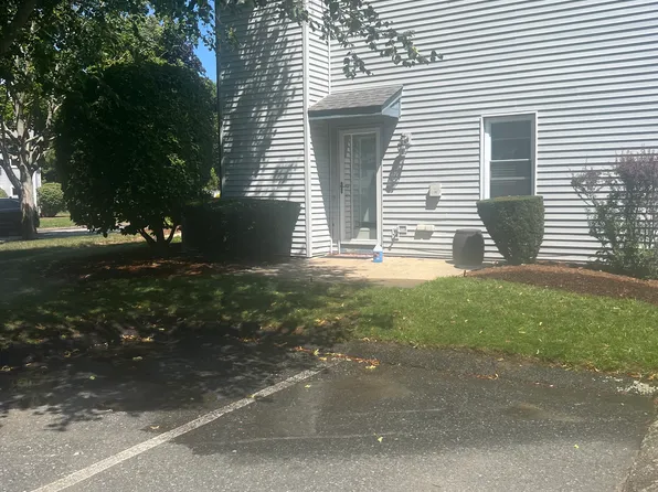 1 Willow Glen Cir, Warwick, RI 02889