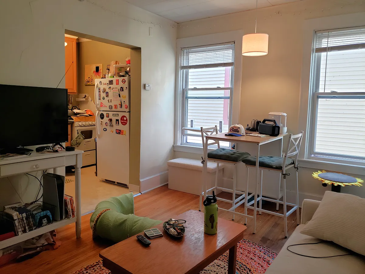 Building Photo - 321 W Wilson St #4