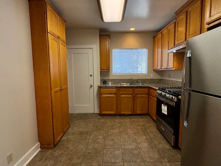 2101 Hillcrest Dr — Photo 10