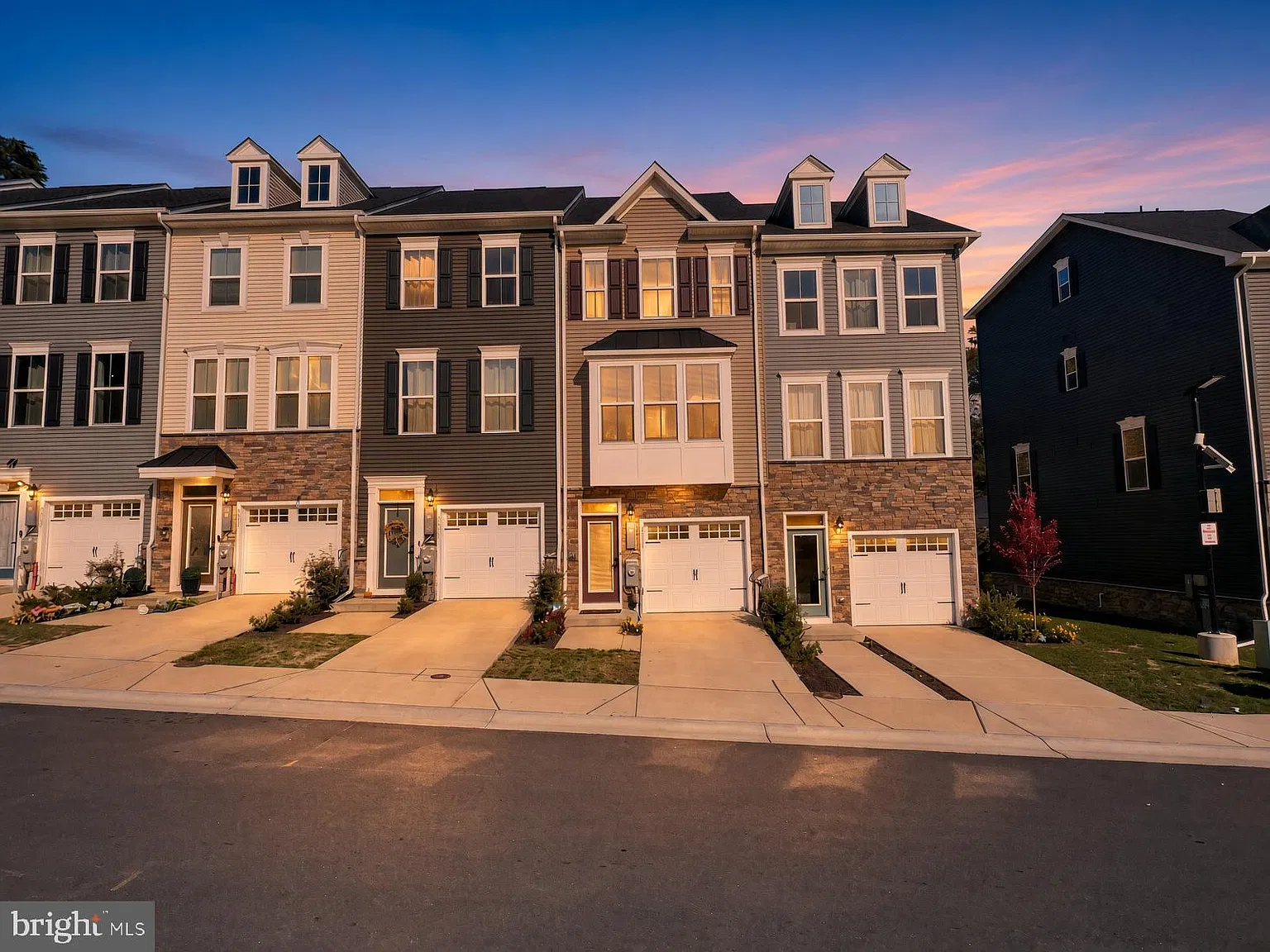 3 bed, 2.5 bath, 1762 sqft, $3,600 — Photo 2
