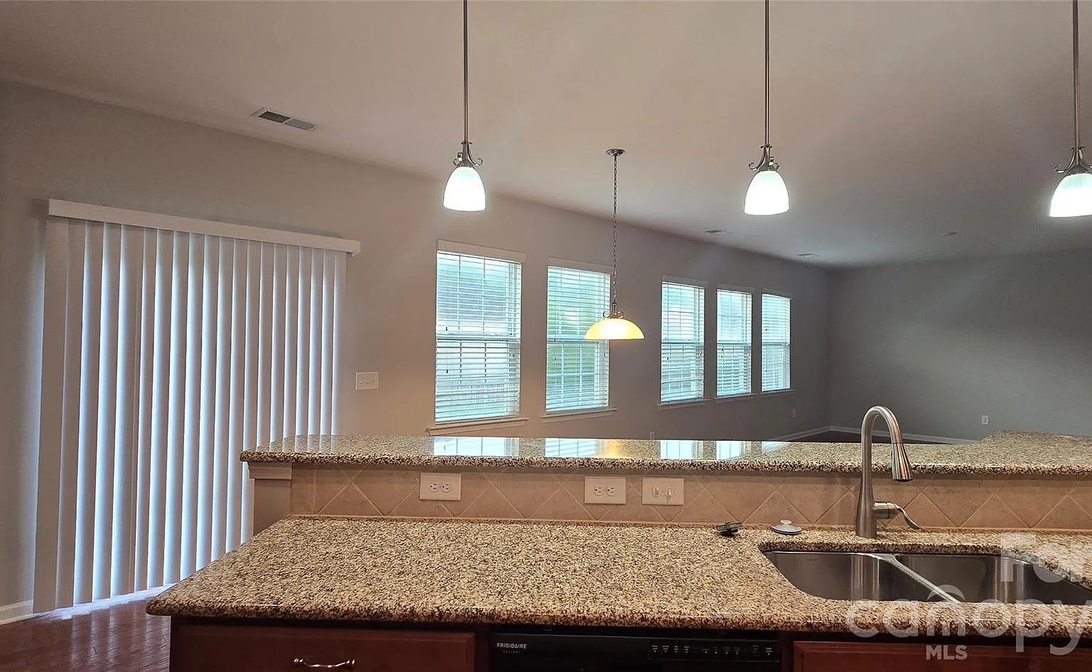 5 bed, 3.5 bath, $2,800 — Photo 4
