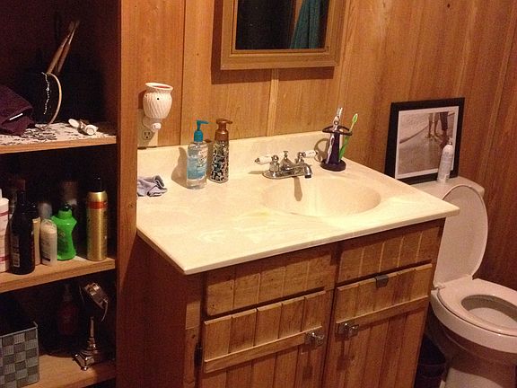 Upstairs-Full tub w/ shower