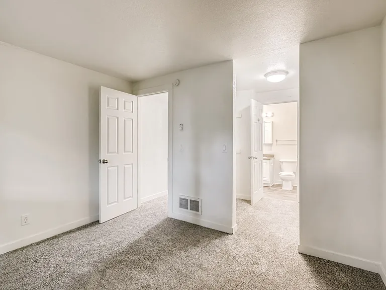 A Bedroom with a Bathroom at The Courtyard at South Station