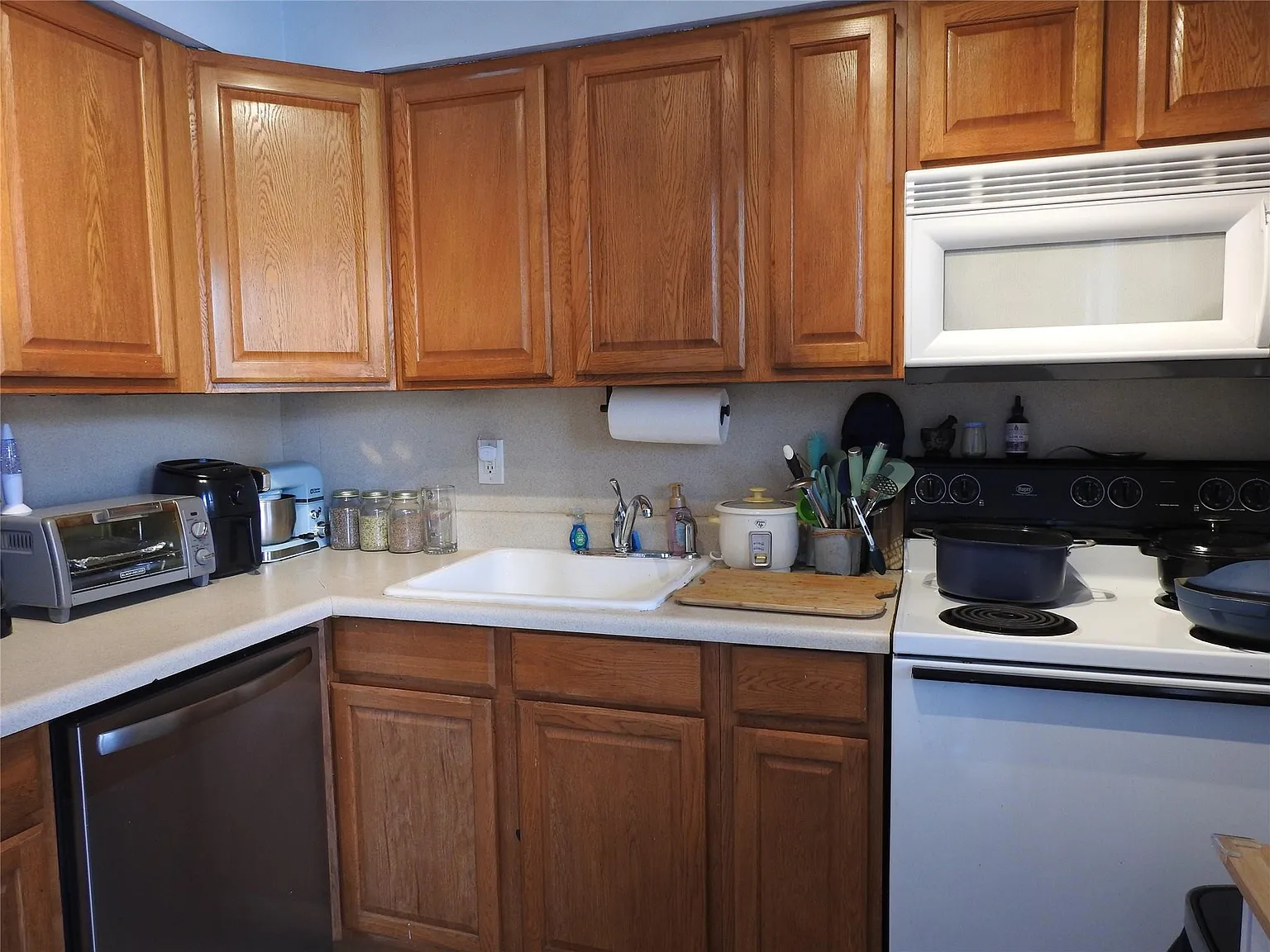 16 bed, 8.0 bath, 5505 sqft, $1,750 — Photo 3