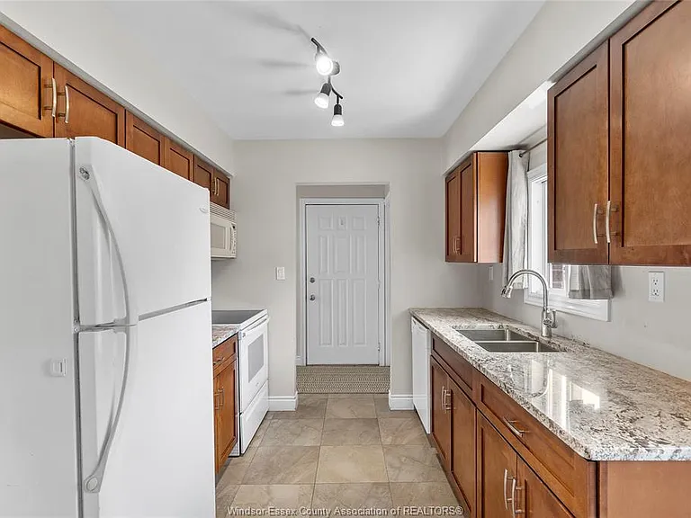 3083 Jefferson Blvd — Photo 5