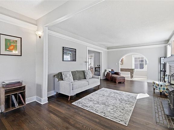 4th image of 5921 Wornall Rd